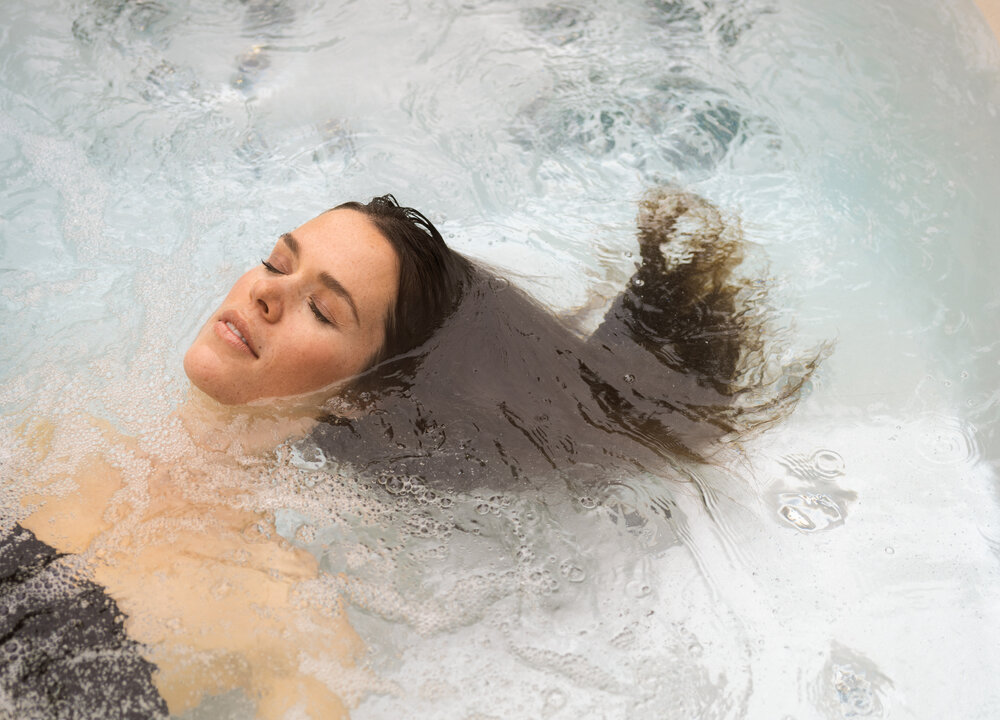 USSPA hot tub – perfect winter comfort when it’s cold outside. Warm water and cool air boost body and mind