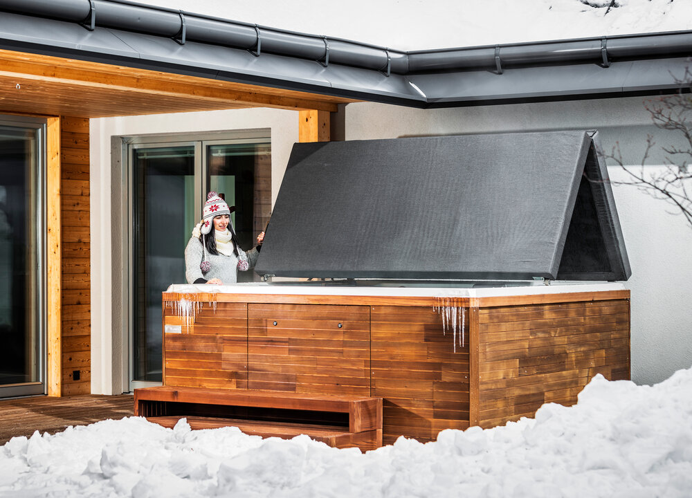 USSPA hot tub – perfect winter comfort when it’s cold outside. Warm water and cool air boost body and mind.