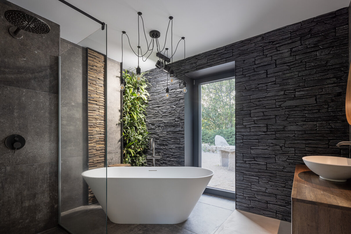 USSPA Orion – an outdoor hot tub seamlessly linking the garden and interior into one harmonious whole.