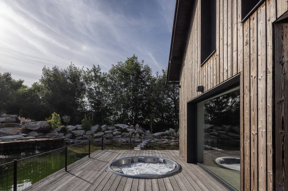 USSPA Orion – a circular hot tub naturally linking the home and zen garden in harmony with nature.