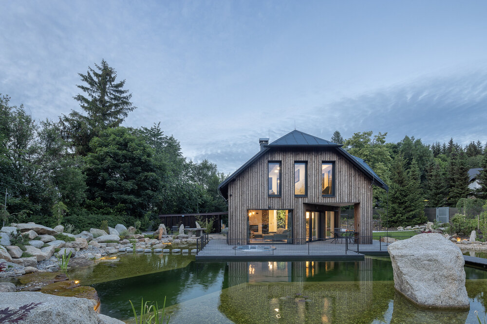 USSPA Orion – a circular hot tub naturally linking the home and zen garden in harmony with nature.