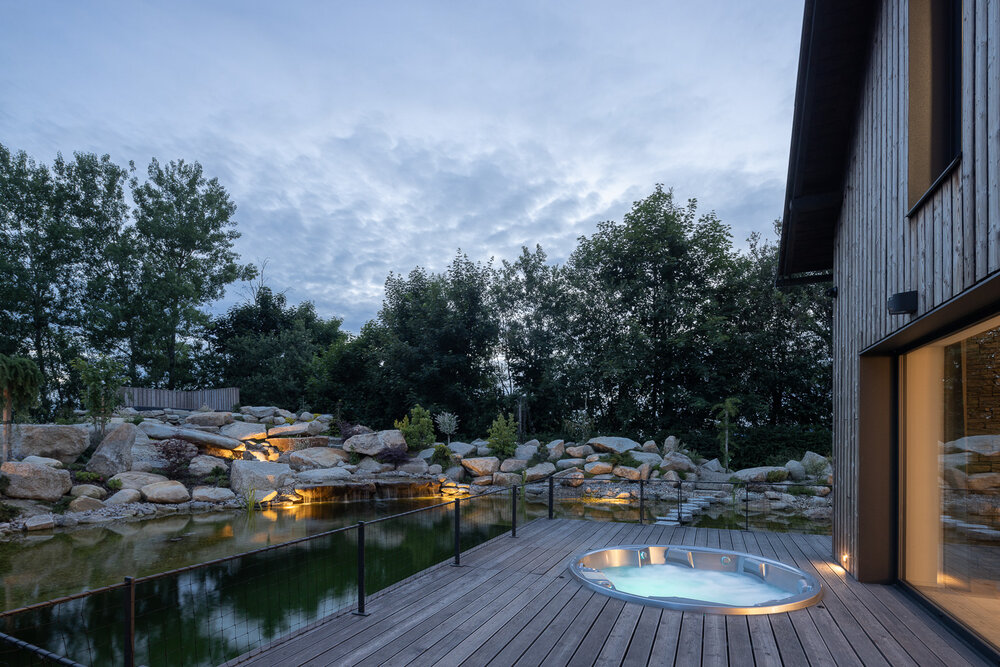 USSPA Orion – an outdoor hot tub linked to the garden, with scenic views and magical ambient lighting.