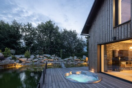 USSPA Orion – an outdoor hot tub linked to the garden, with scenic views and magical ambient lighting.