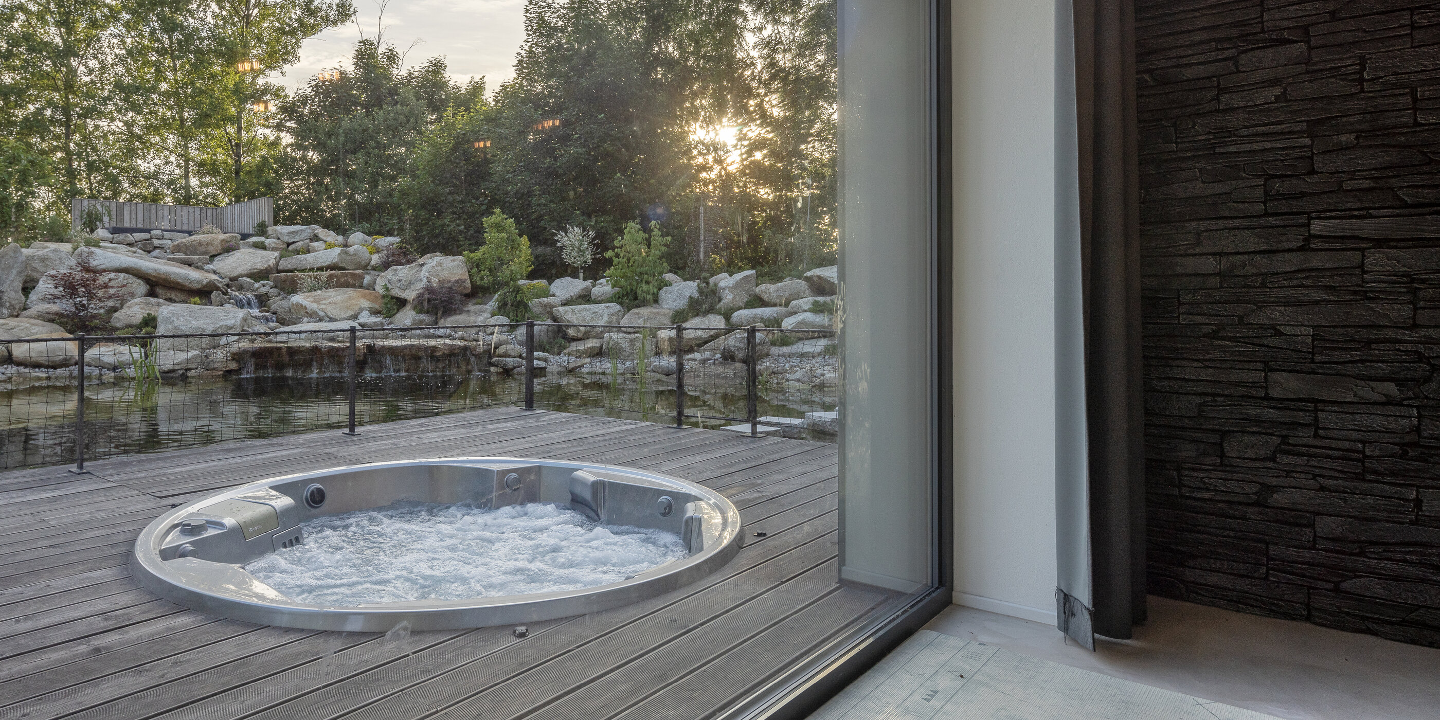 USSPA Orion – a circular hot tub seamlessly linking interior, terrace and garden in harmony with nature.