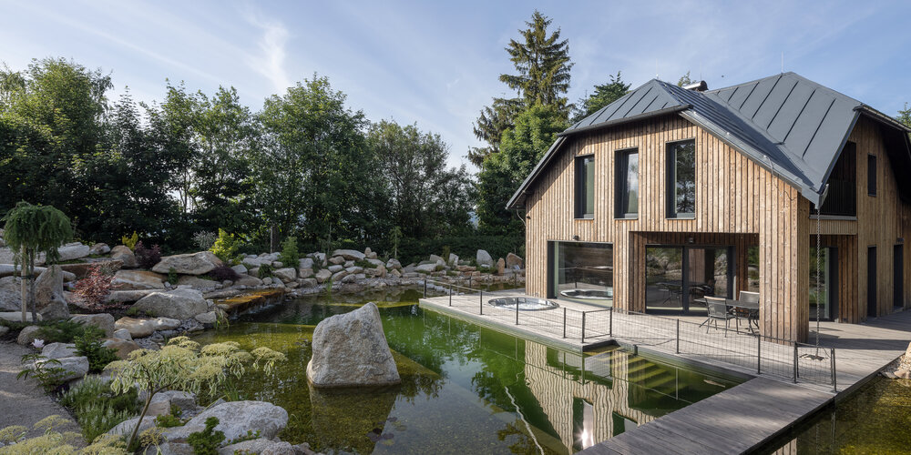 USSPA Orion – an outdoor hot tub seamlessly connected to the garden with open views of nature.
