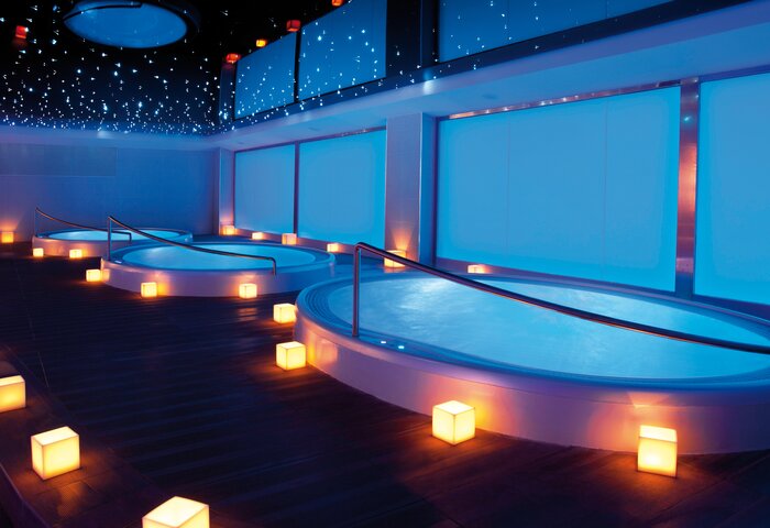 USSPA commercial hot tub in a modern wellness – intimate atmosphere with lighting.