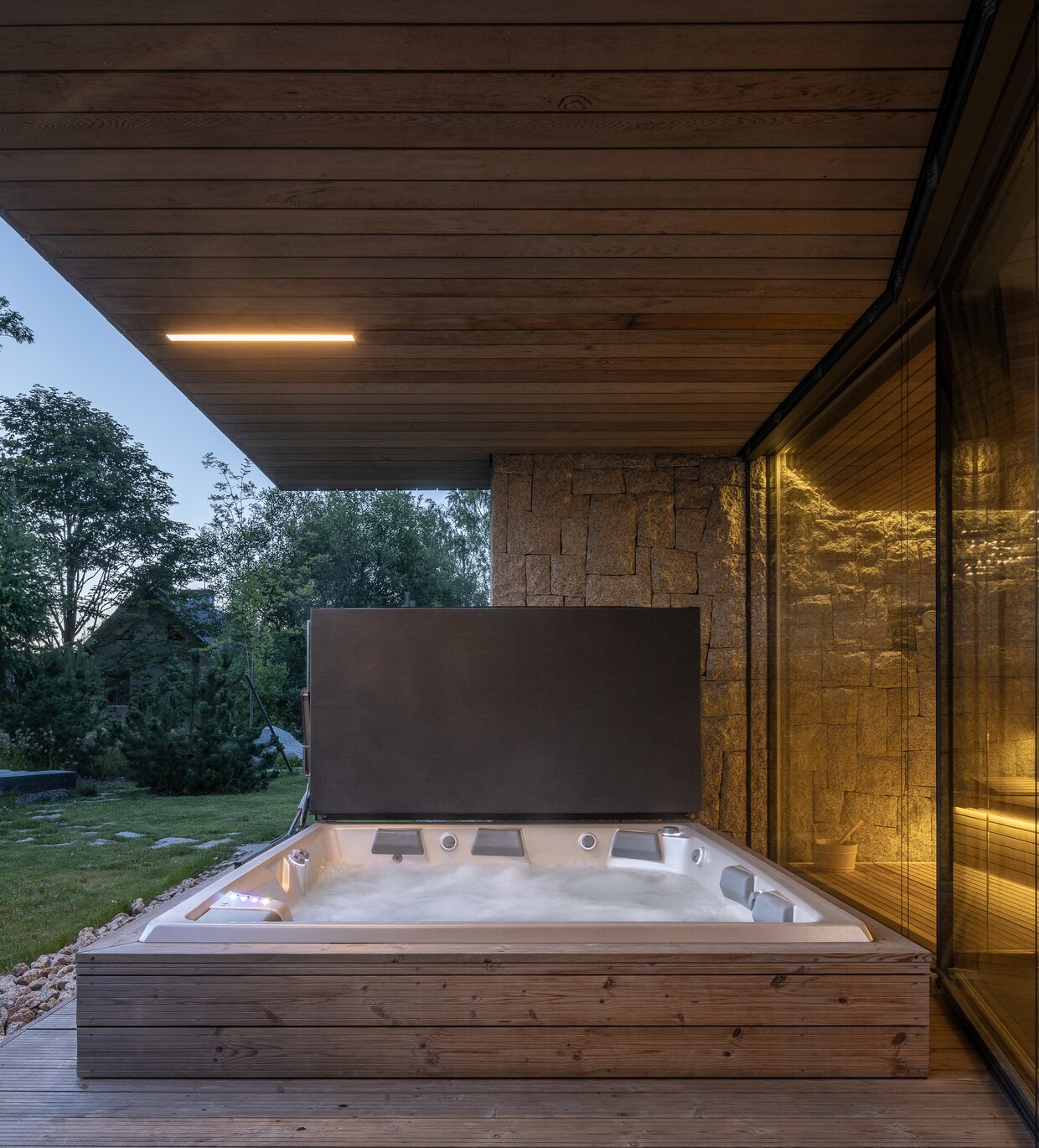 USSPA Columba iN whirlpool with mechanical thermal cover on apartment terrace.