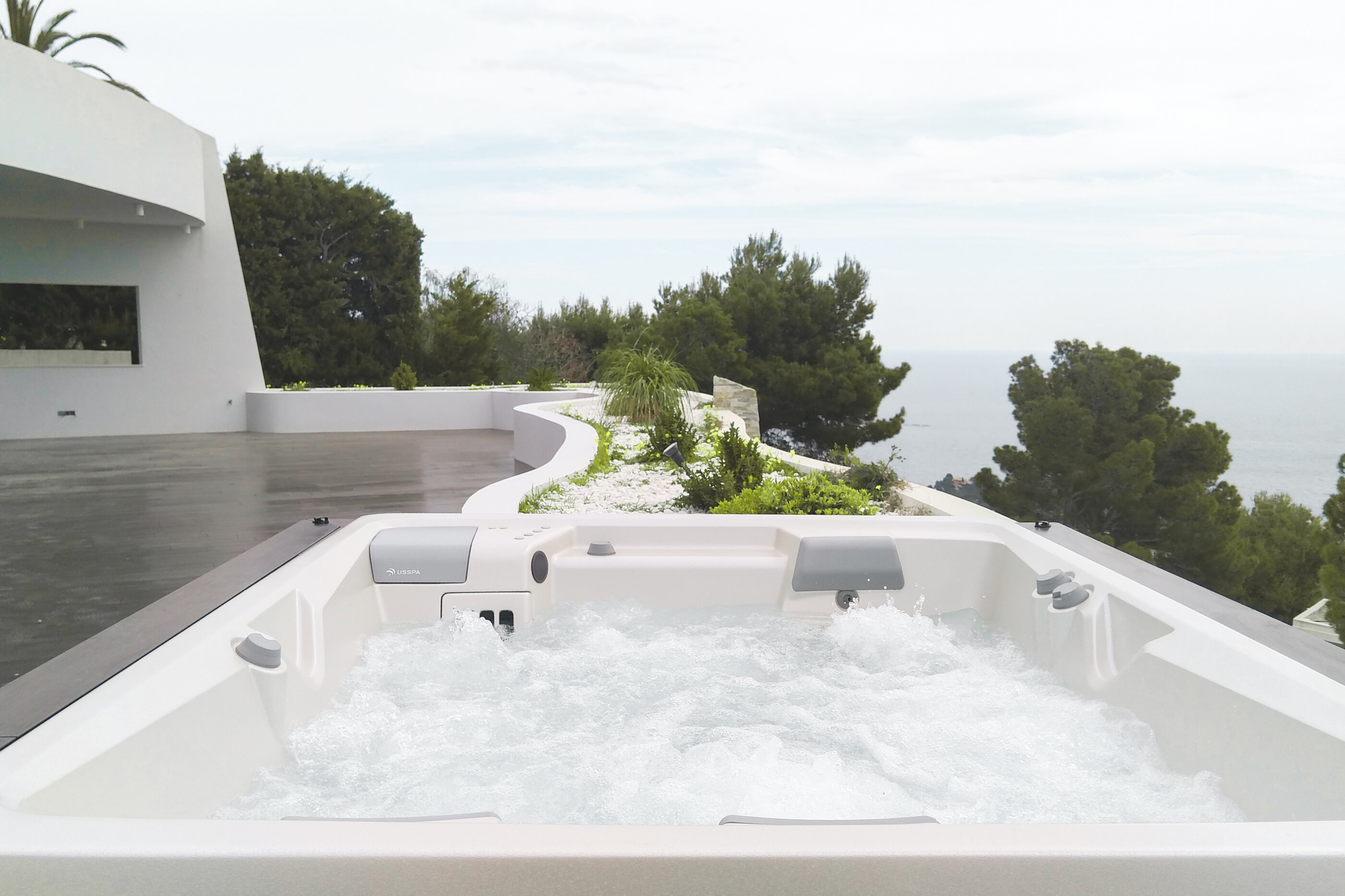 USSPA Draco iN – premium hot tub for up to four people for relaxing with a view in home comfort.