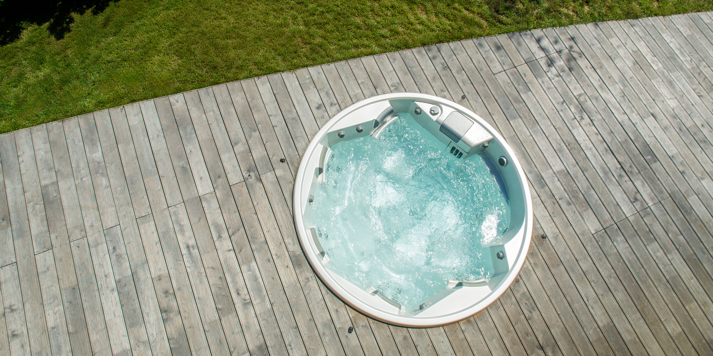 USSPA Orion – circular spa with shaped interior, four seats, a lounger and Volcano Jet geyser.