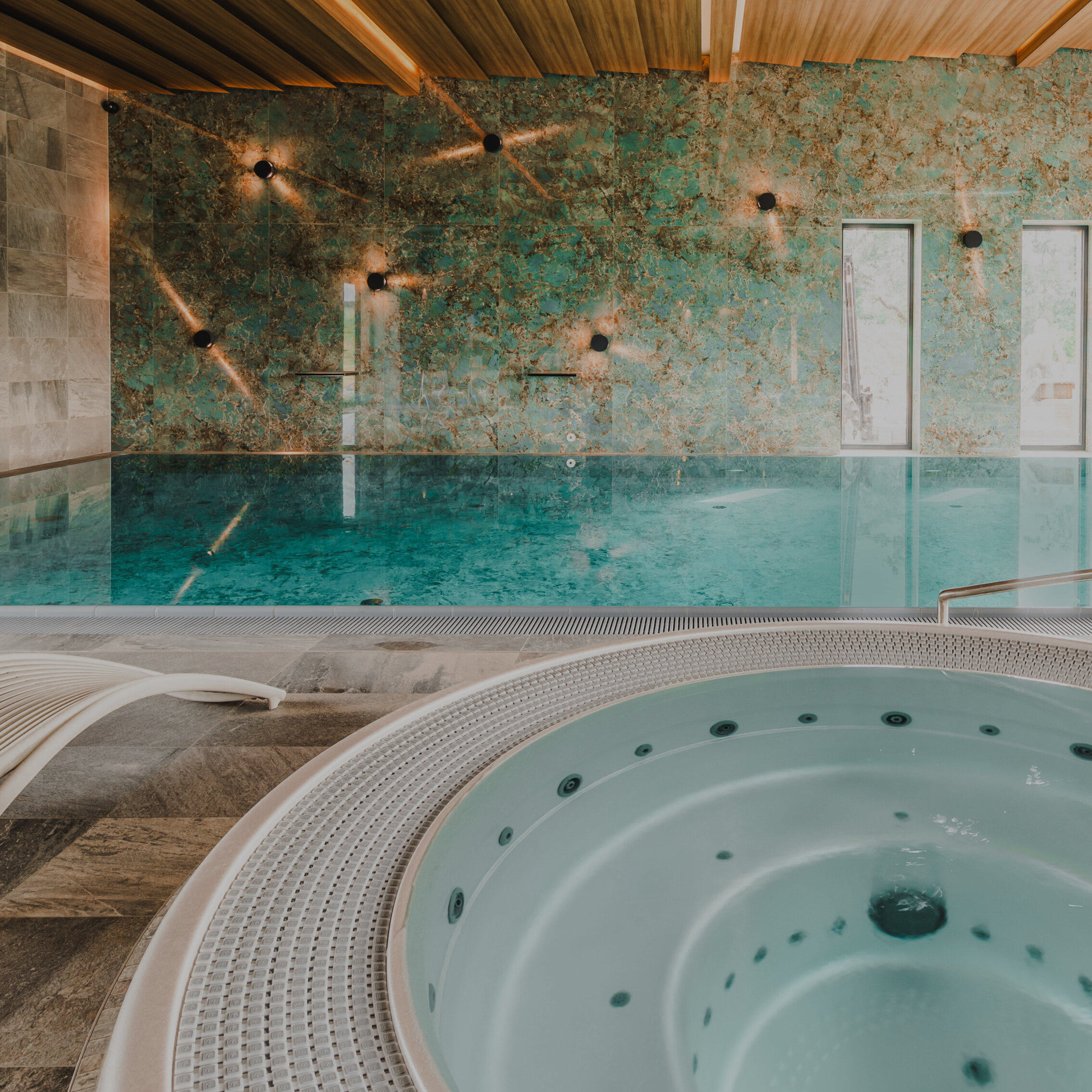 USSPA Dino – round professional spa in an interior for up to 7 people with water and air jets.
