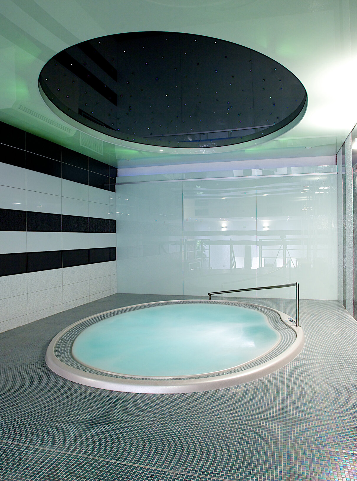 USSPA Arena – luxury spa for up to 12 people in an interior setting, a professional choice for demanding clients.