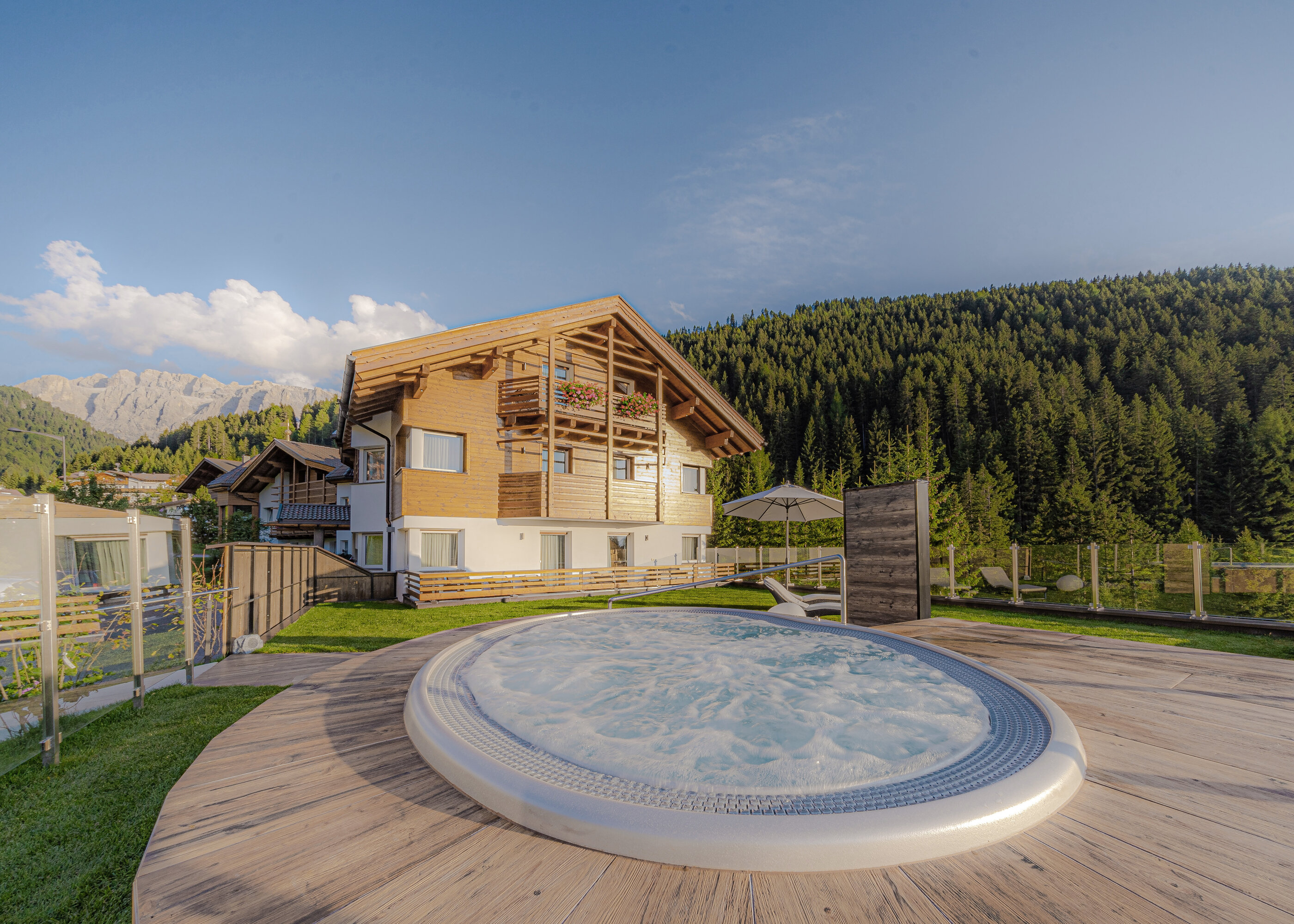 USSPA Arena – luxury commercial spa for up to 12 people at a mountain‑view apartment for demanding clients.