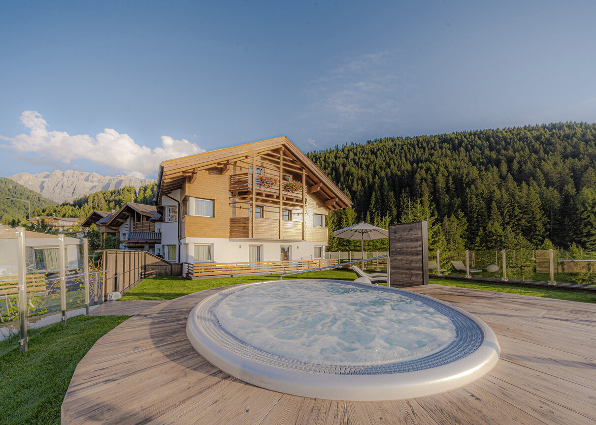 USSPA Arena – luxury commercial spa for up to 12 people at a mountain‑view apartment for demanding clients.