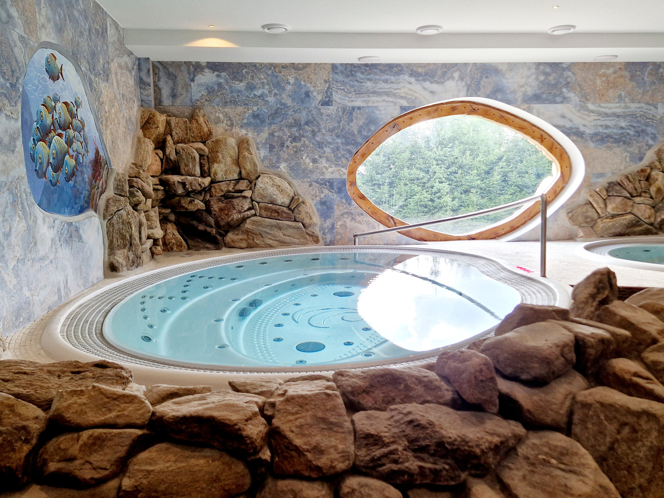 USSPA Arena – spacious commercial spa for up to 12 people with variable massage and elegant ellipse design.