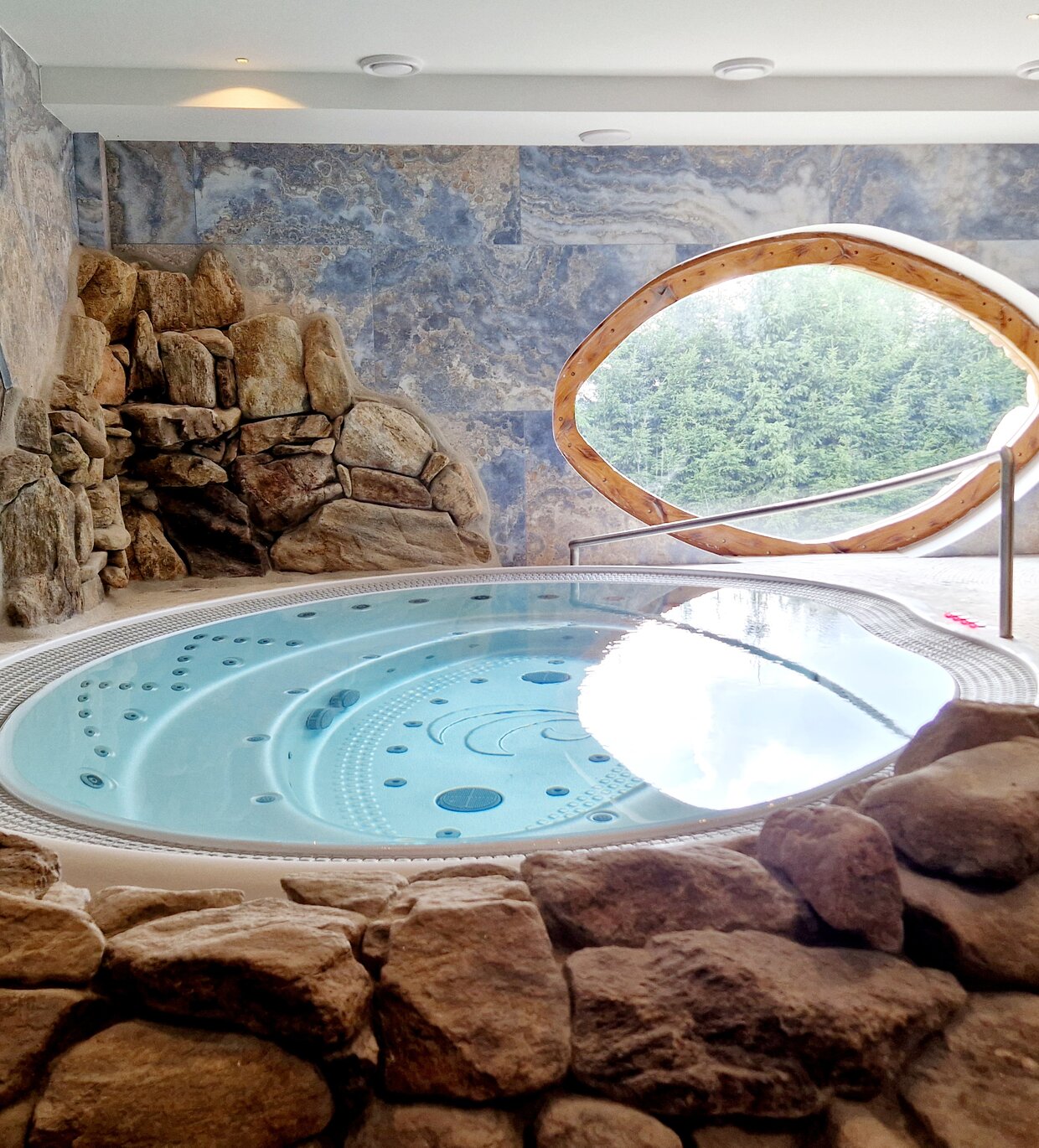 USSPA Arena – spacious commercial spa for up to 12 people with variable massage and elegant ellipse design.