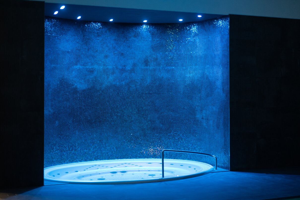 USSPA Arena – spacious commercial spa for up to 12 people with variable massage and ambient lighting.
