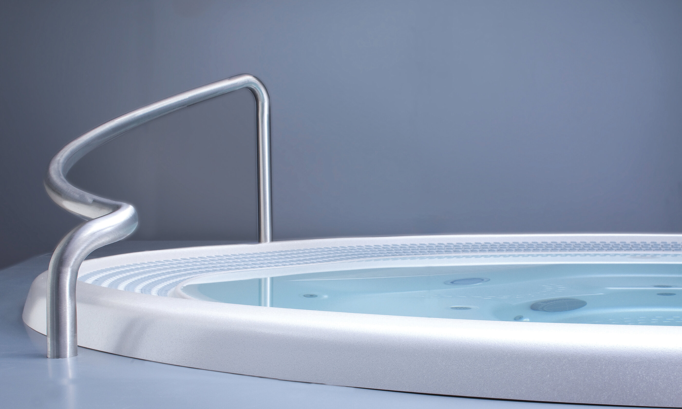 USSPA Polo – circular hot tub with ergonomic seating and water‑air jets for up to five users.