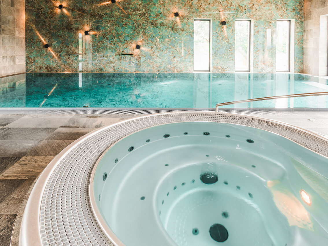 USSPA Dino – professional round spa in a luxury indoor wellness for up to 7 people with water and air jets.