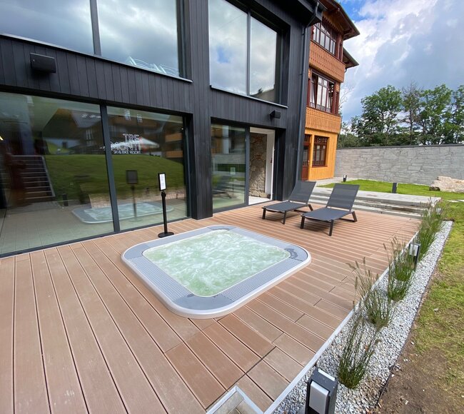 USSPA Divan – outdoor commercial hot tub on a terrace for up to 6 people with ergonomic seating and dual jets.