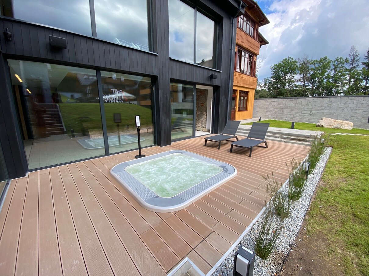 USSPA Divan – outdoor commercial hot tub on a terrace for up to 6 people with ergonomic seating and dual jets.