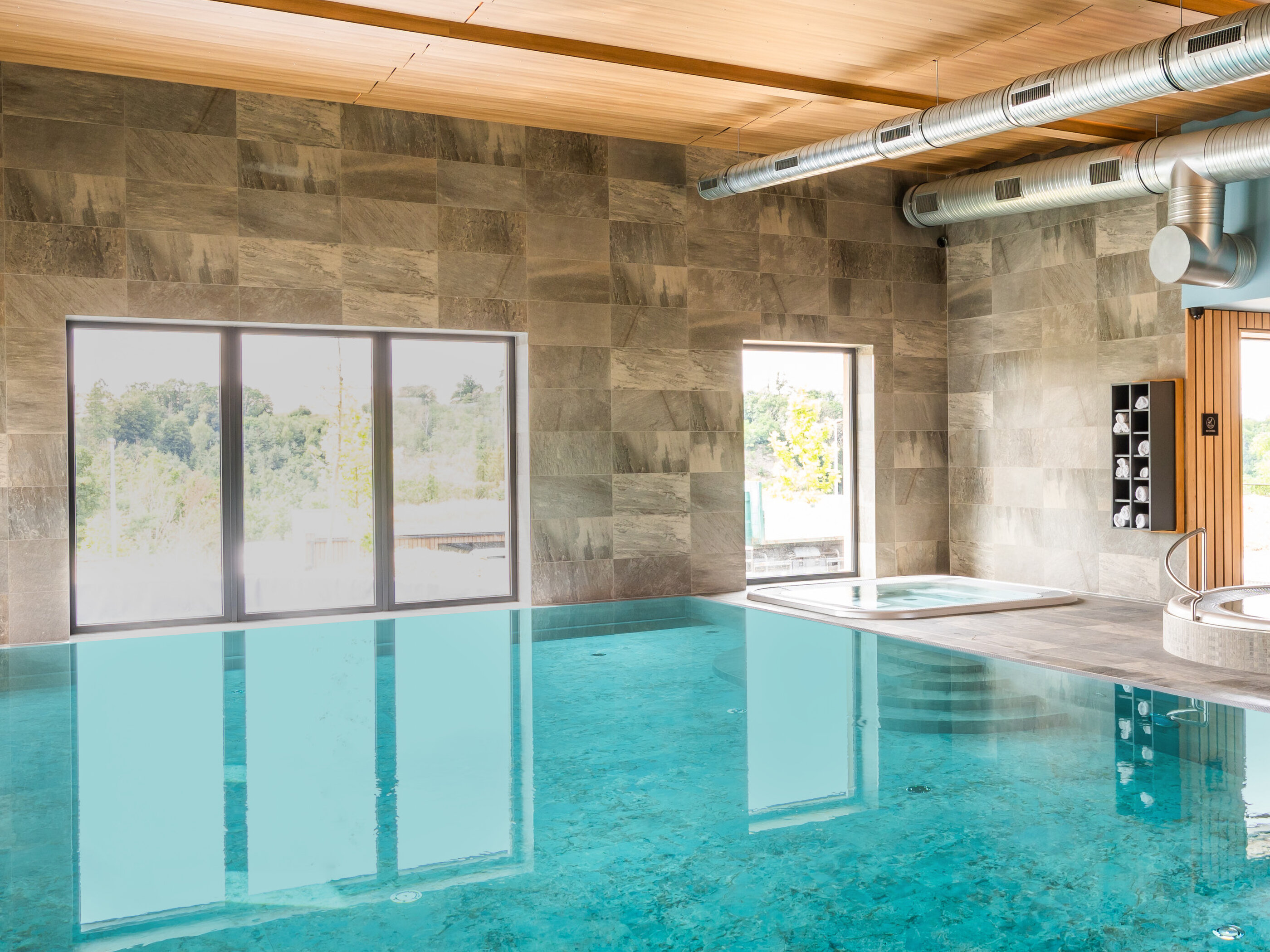 USSPA Divan – spa in a luxury wellness interior for up to 6 people with ergonomic seating and two jet layouts.