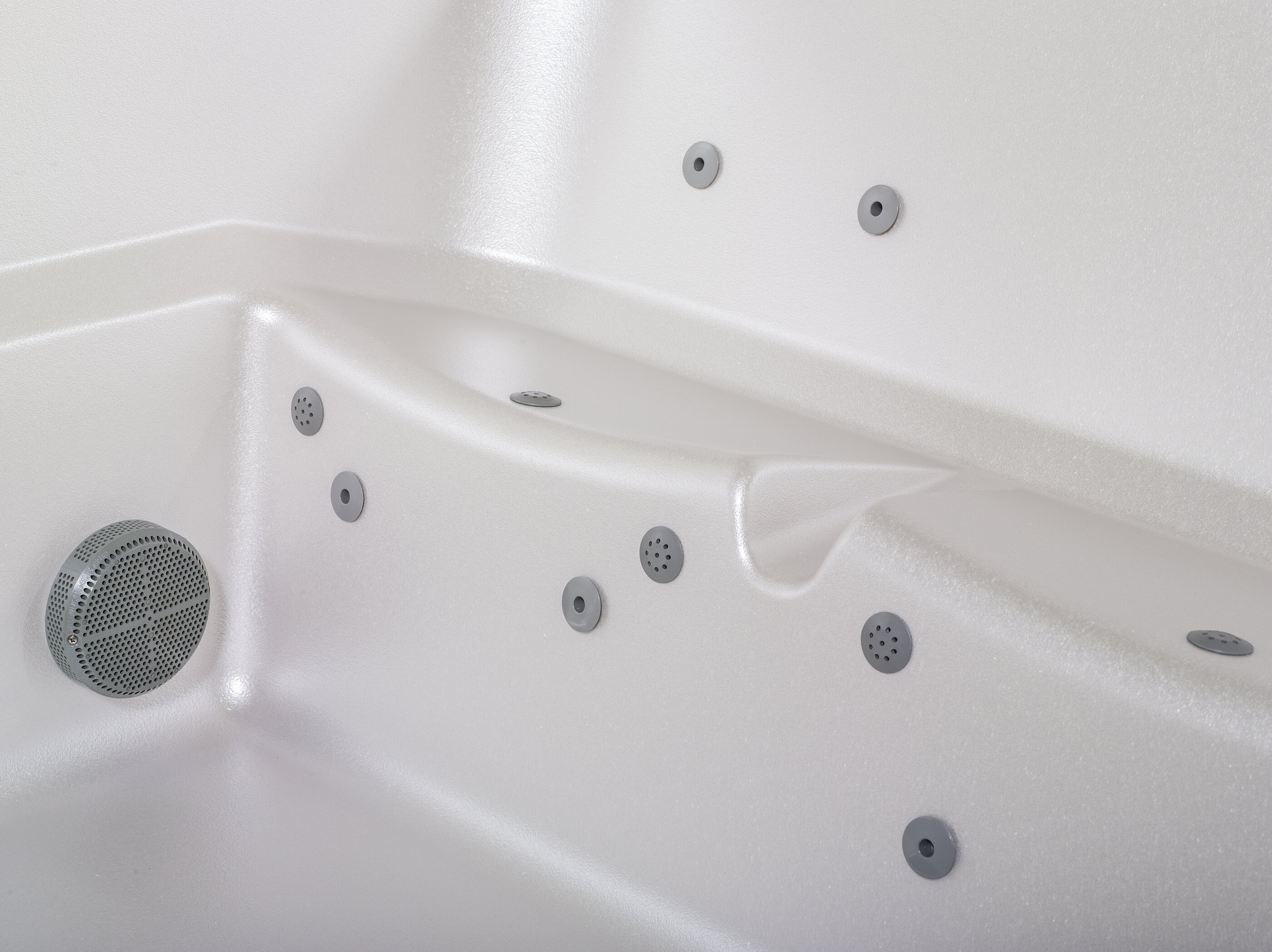 USSPA Divan – modern spa for up to 6 people with two jet layouts and classic or covered overflow options.