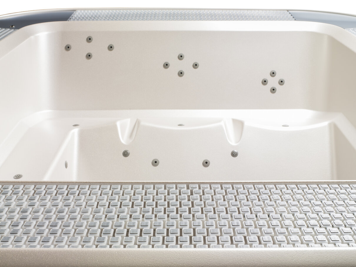 USSPA Divan – spa for up to 6 people with ergonomic seating, two jet layouts and classic or covered overflow.