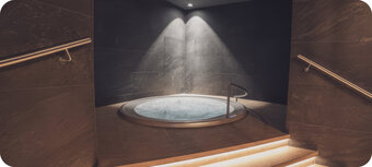 USSPA Dino – professional circular spa with deeper design and capacity for seven users.