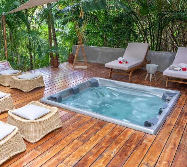 USSPA Master – recessed spa with six seats, full‑body massage and comfort pillows installed in a terrace.