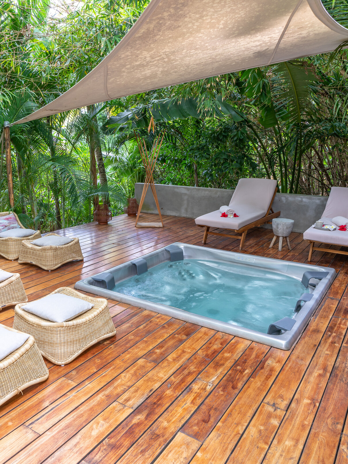 USSPA Master – recessed spa with six seats, full‑body massage and comfort pillows installed in a terrace.