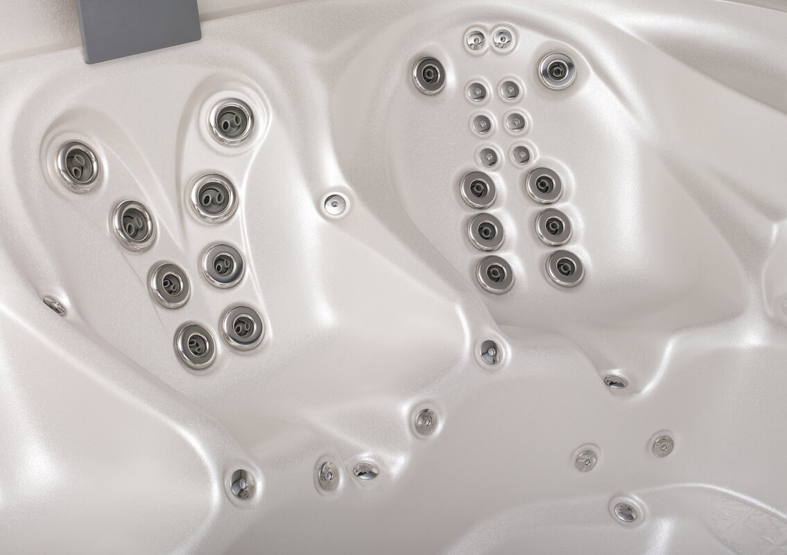 USSPA Master – spa with six seats, full‑body massage and comfort pillows using water and air jet systems.