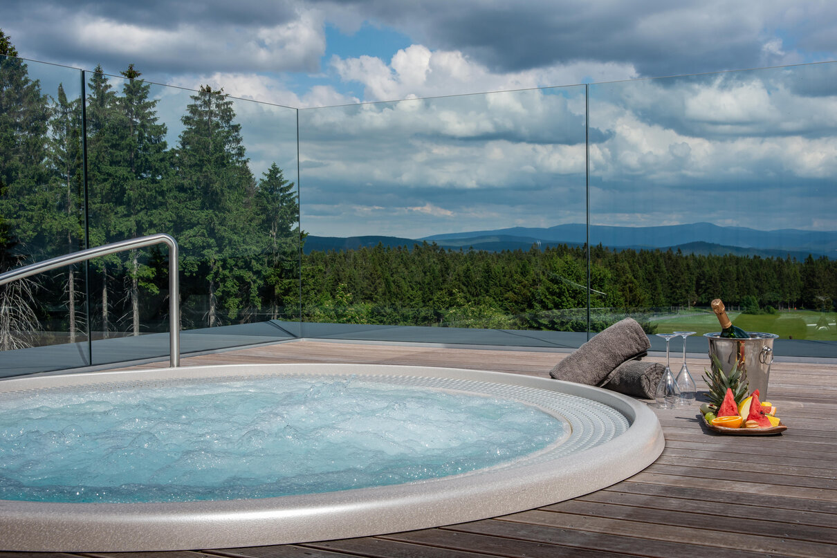 USSPA Polo – outdoor circular wellness with ergonomic bench and jets on a terrace overlooking the mountains.