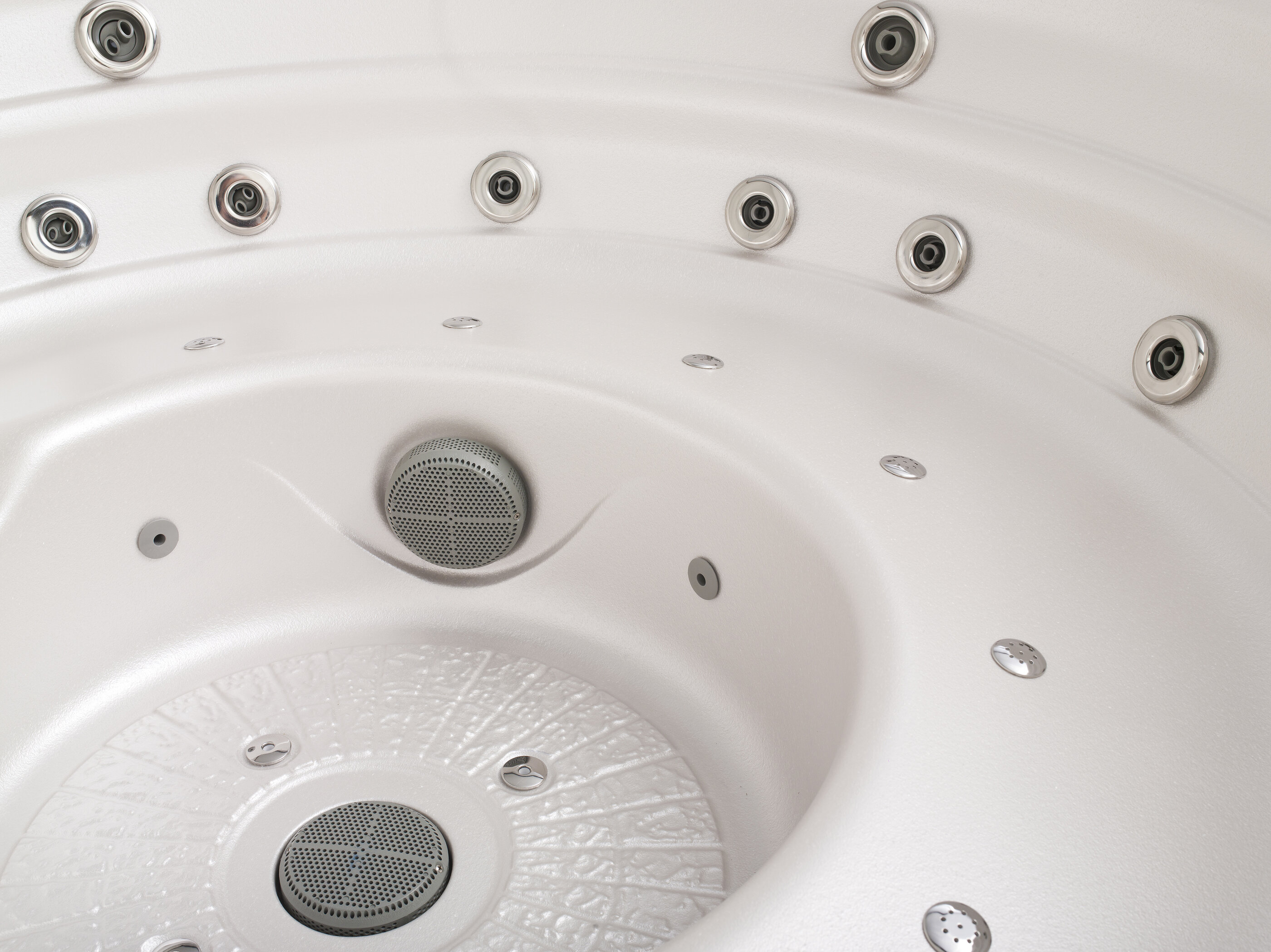 USSPA Polo – circular wellness with ergonomic bench and water‑air jets for comfortable therapy for five people.