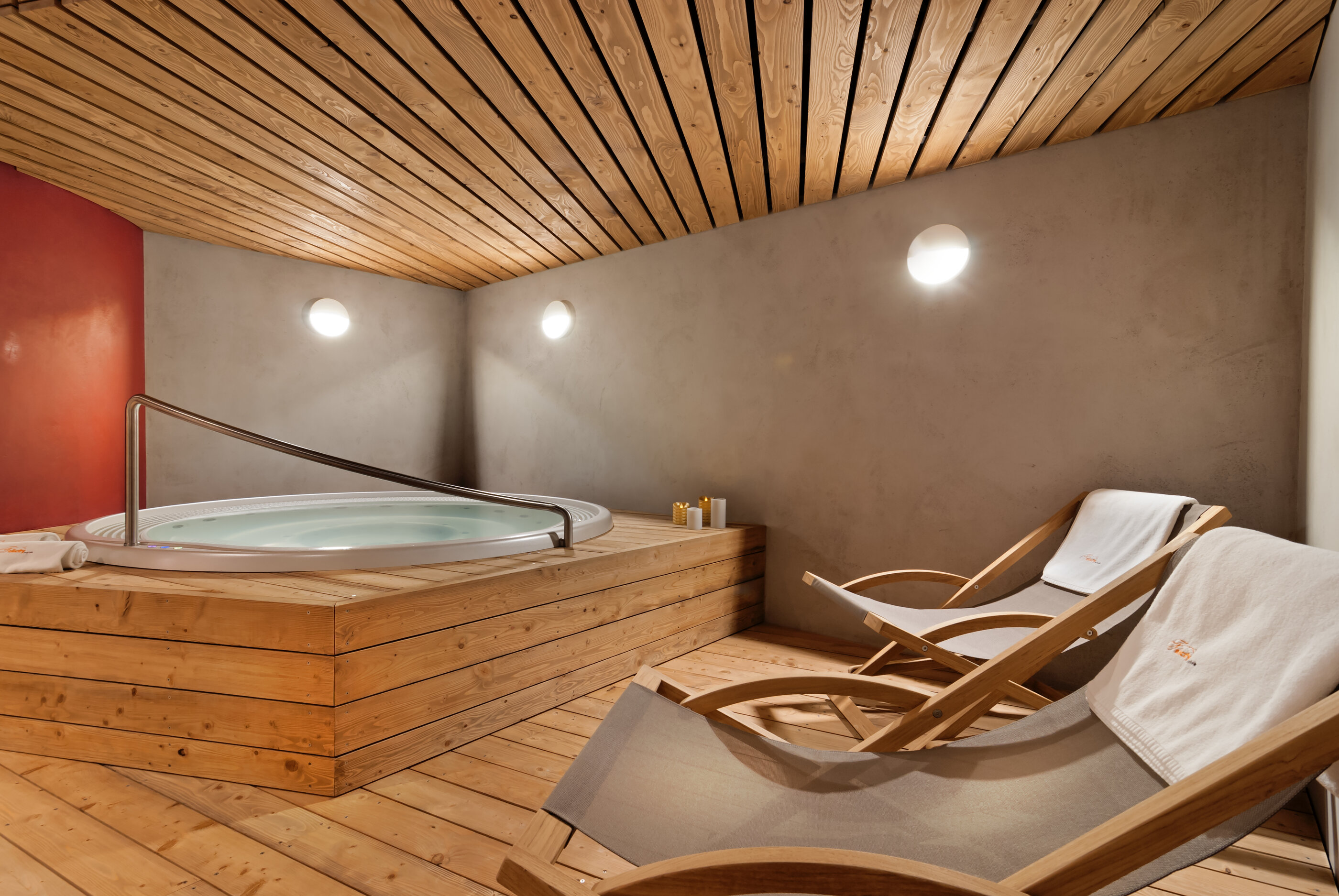 USSPA Polo – circular indoor luxury wellness with an ergonomic bench and water‑air jet system.