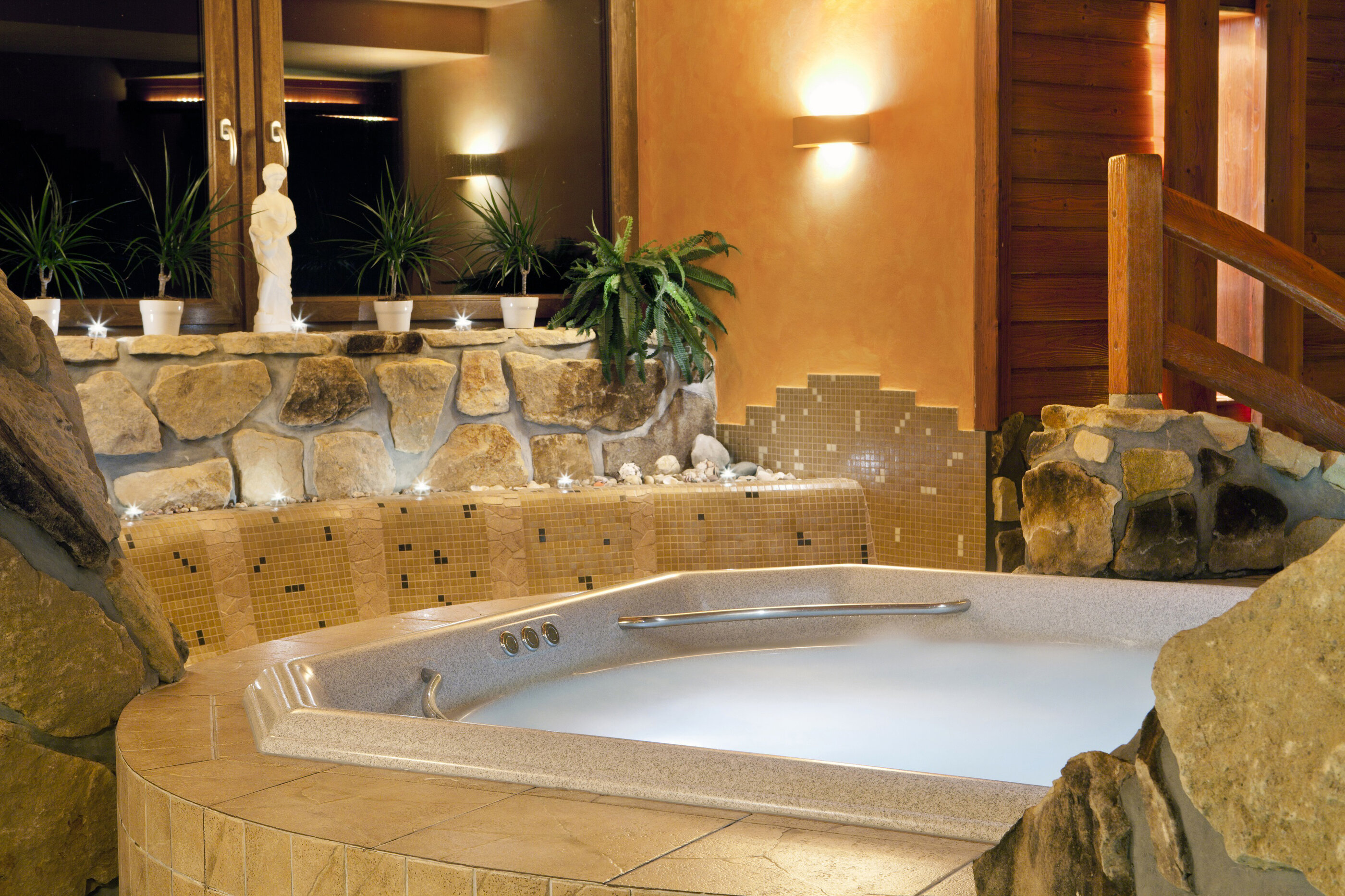 USSPA Rondo – compact indoor luxury wellness with ergonomic design and cascade jets for targeted hydrotherapy.