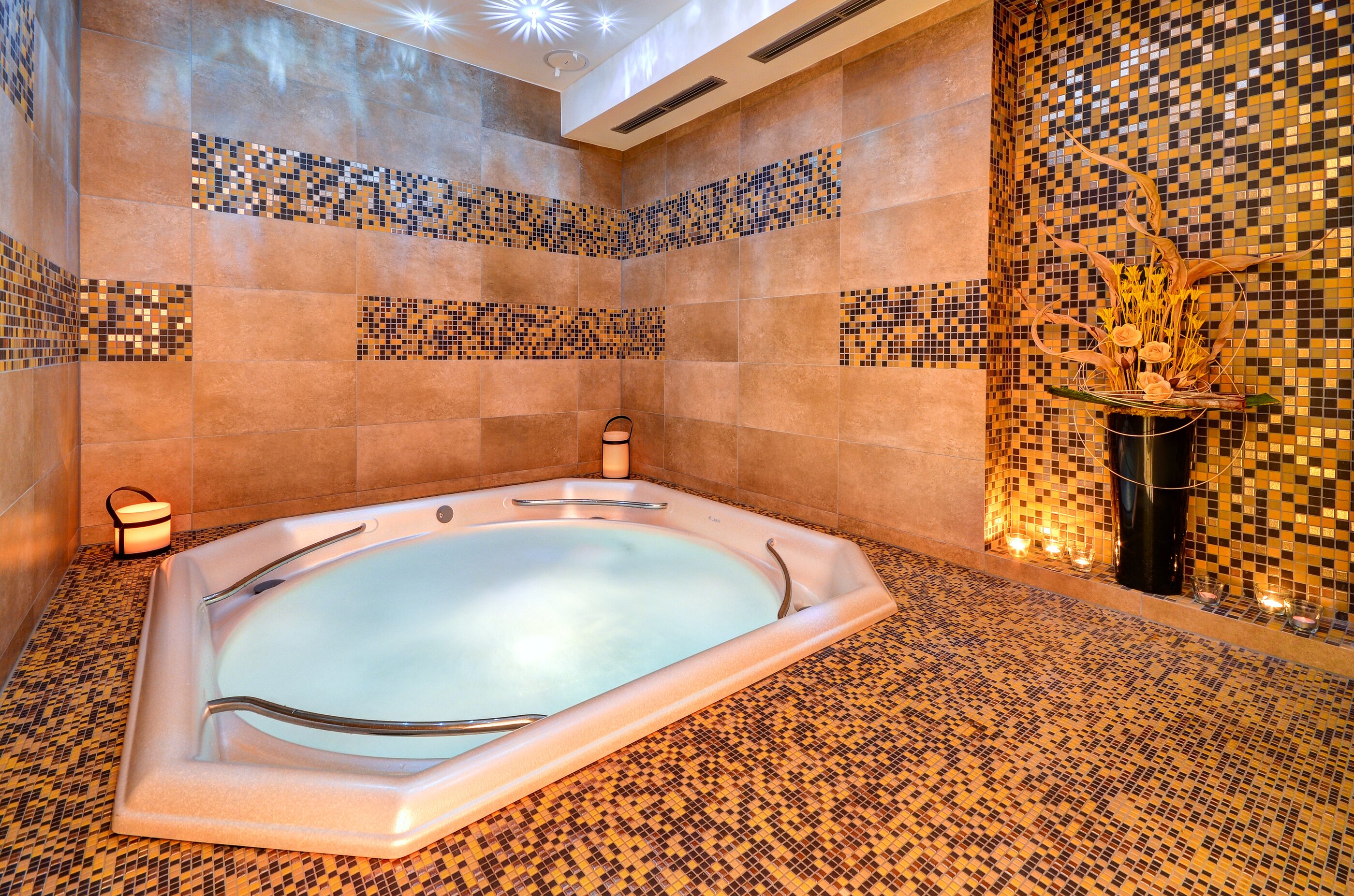 USSPA Rondo – compact indoor luxury wellness with ergonomic design and cascade jets for targeted hydrotherapy.