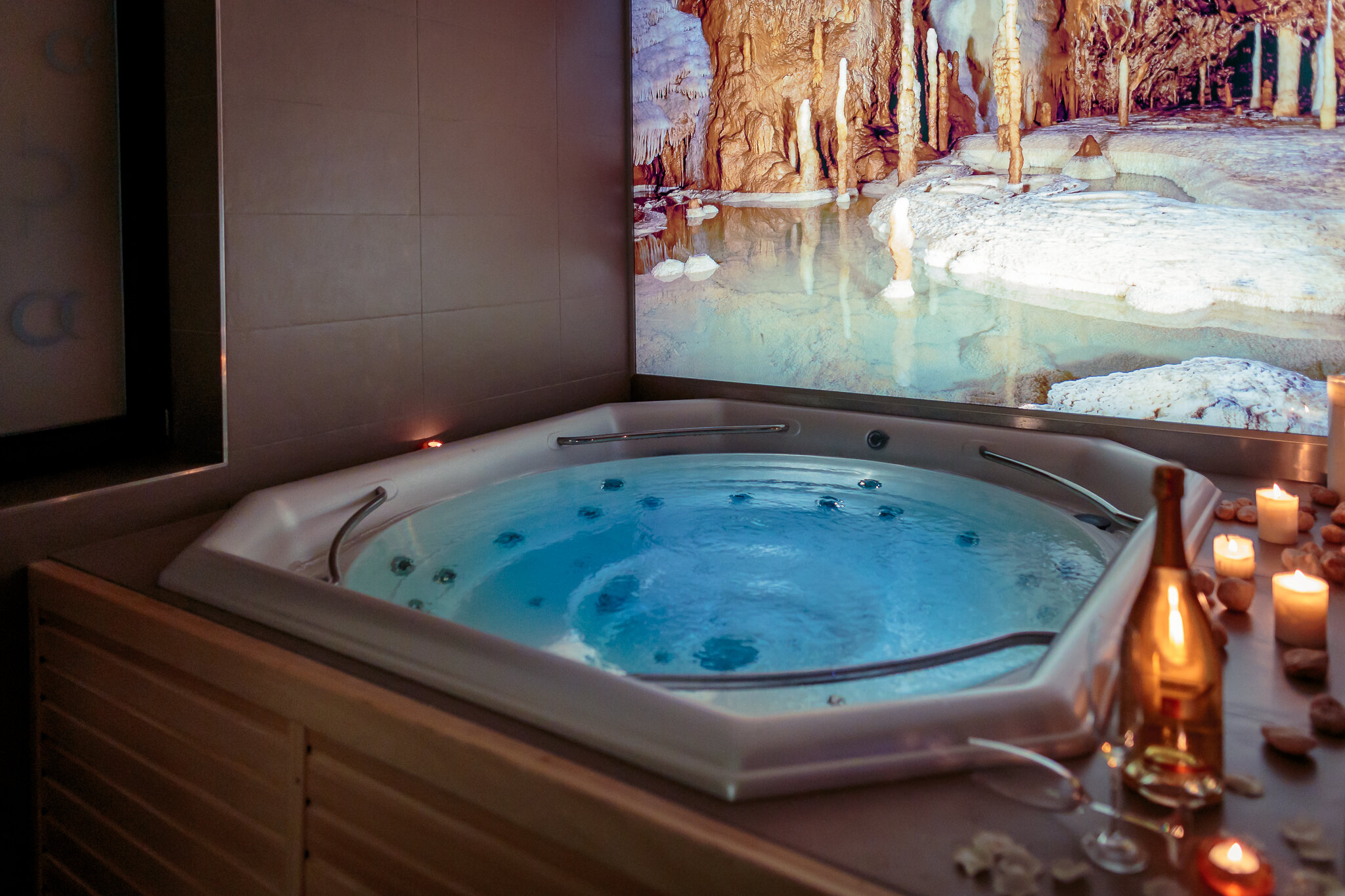 USSPA Rondo – compact spa with ergonomic design and cascade jet therapy ideal for smaller wellness spaces.