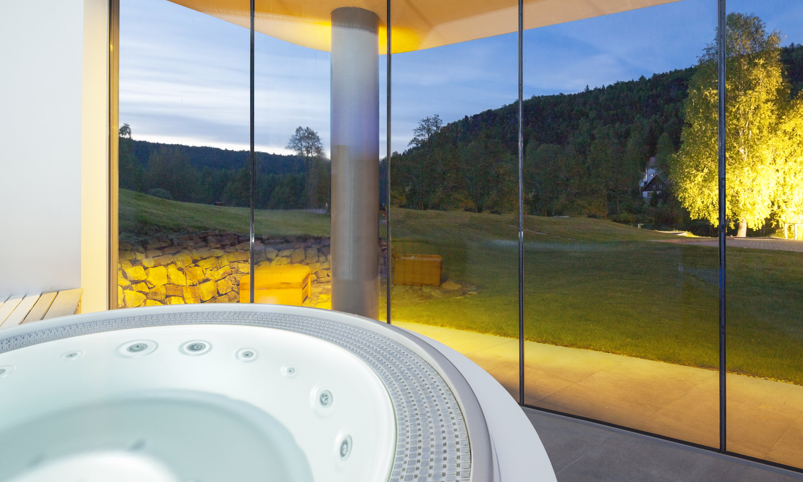 USSPA Polo – circular indoor wellness with ergonomic bench and jets overlooking a garden.