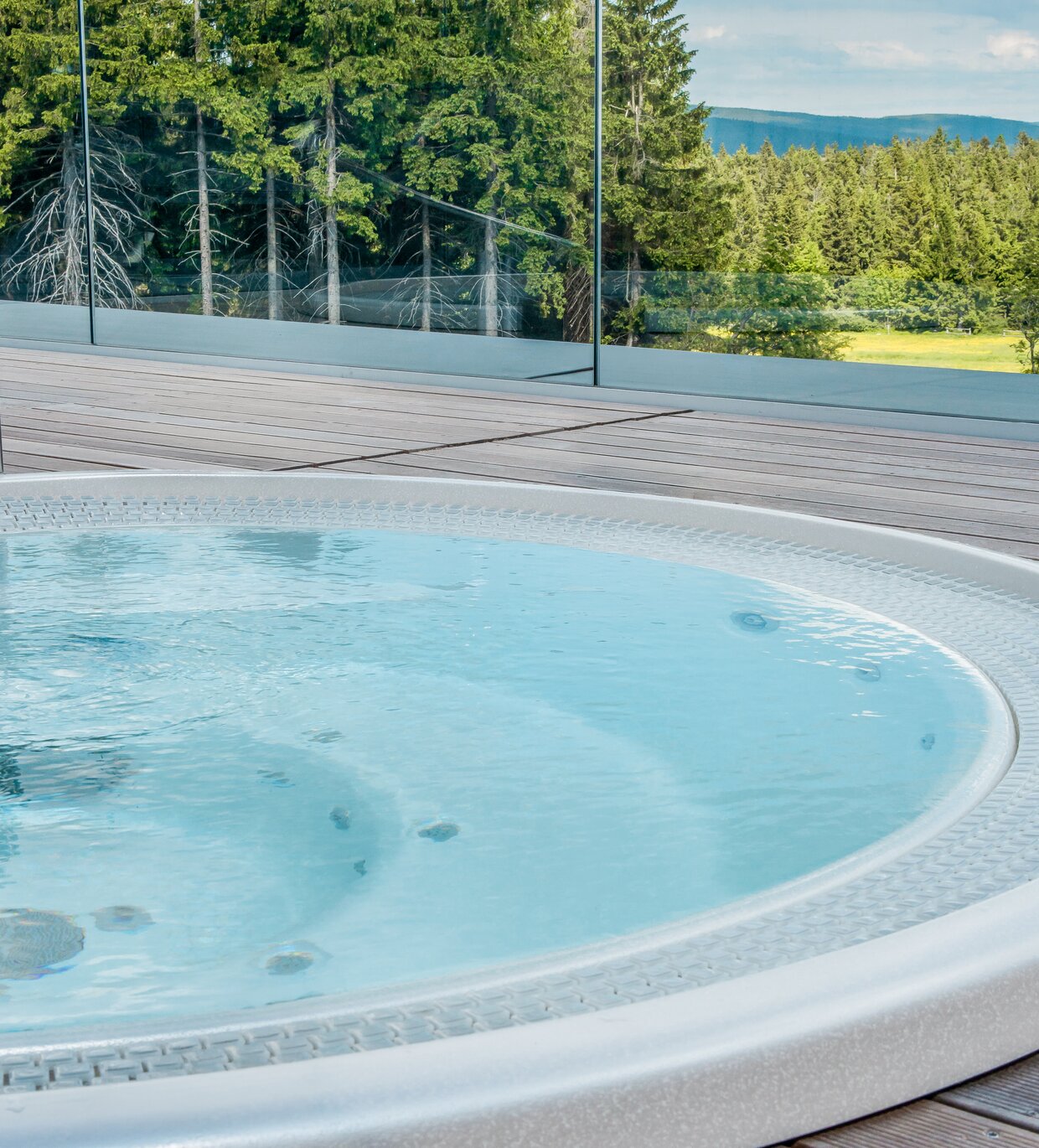 USSPA Polo – outdoor circular wellness with ergonomic bench and jets on a terrace overlooking the mountains.