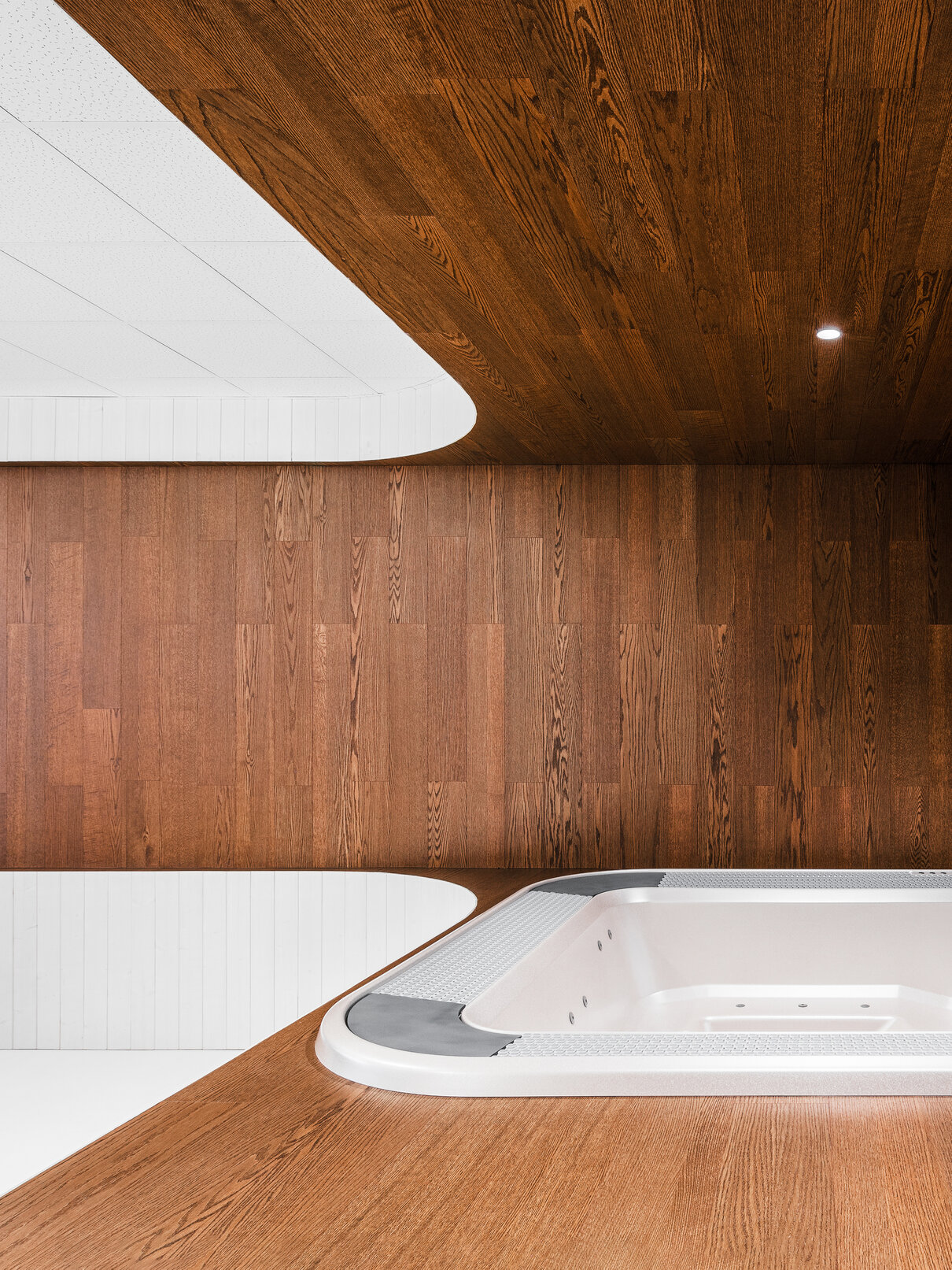 USSPA Ostrava showroom – try outdoor hot tubs and year-round swim spa, interior by Vrtiška & Žák.