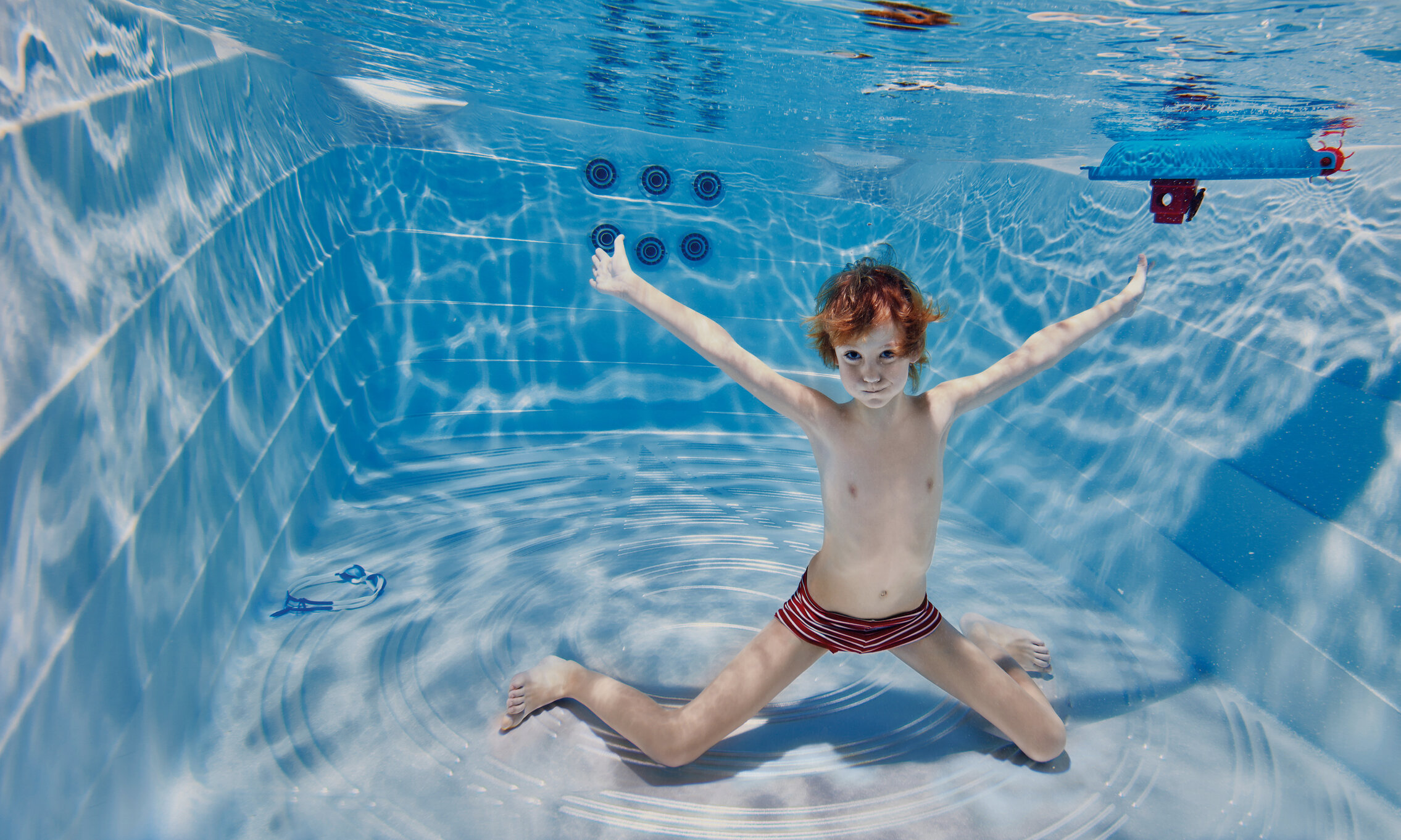 USSPA swim spa with warm water and thermal cover – a safe place for children’s first swimming.