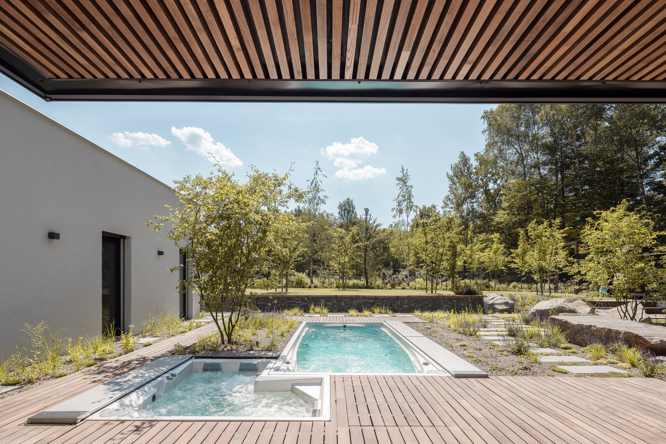 USSPA premium outdoor spa Combi iN and Swim Spa XL for comfortable swimming at home 365 days a year.