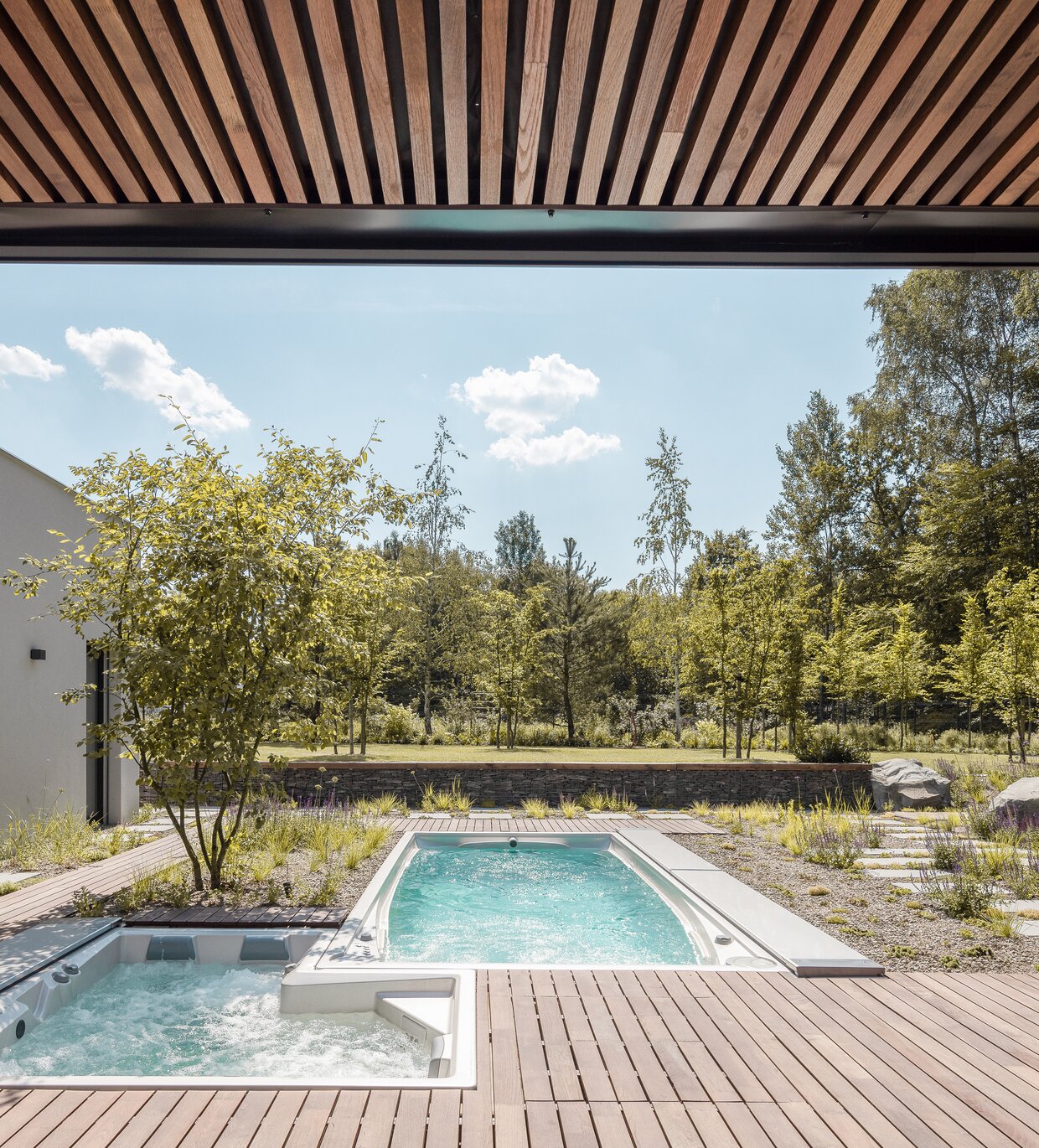USSPA premium outdoor spa Combi iN and Swim Spa XL for comfortable swimming at home 365 days a year.