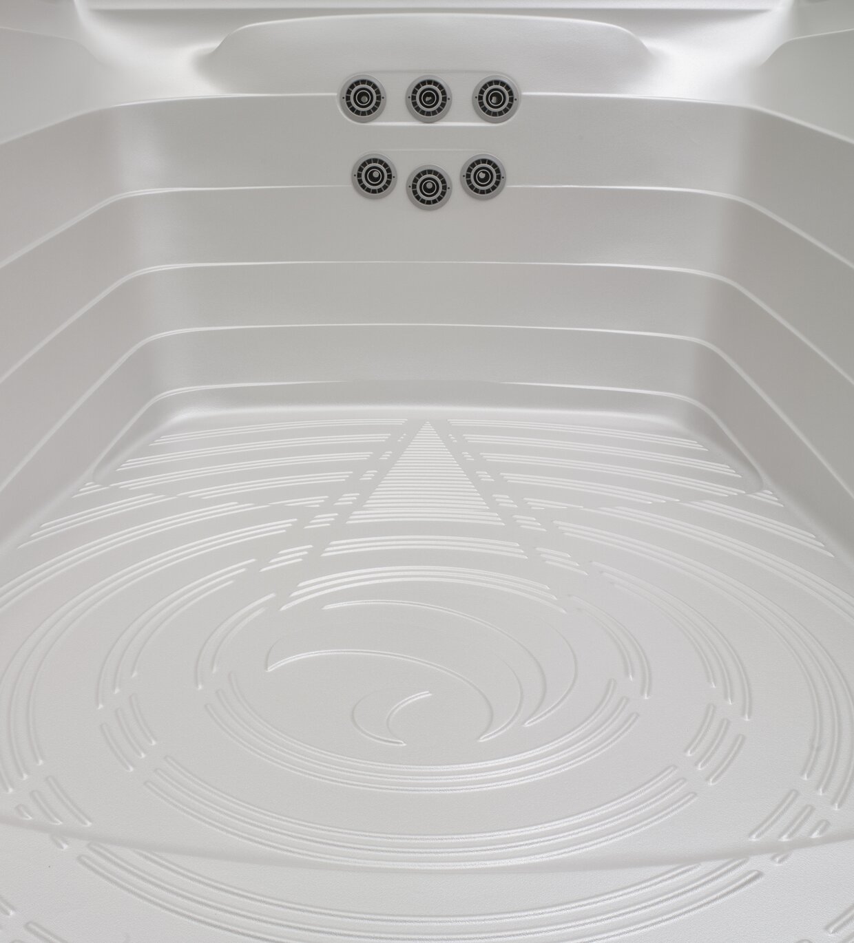 USSPA yearlong swim spa pool with a stepped bottom with anti-slip, for safe movement in the water.