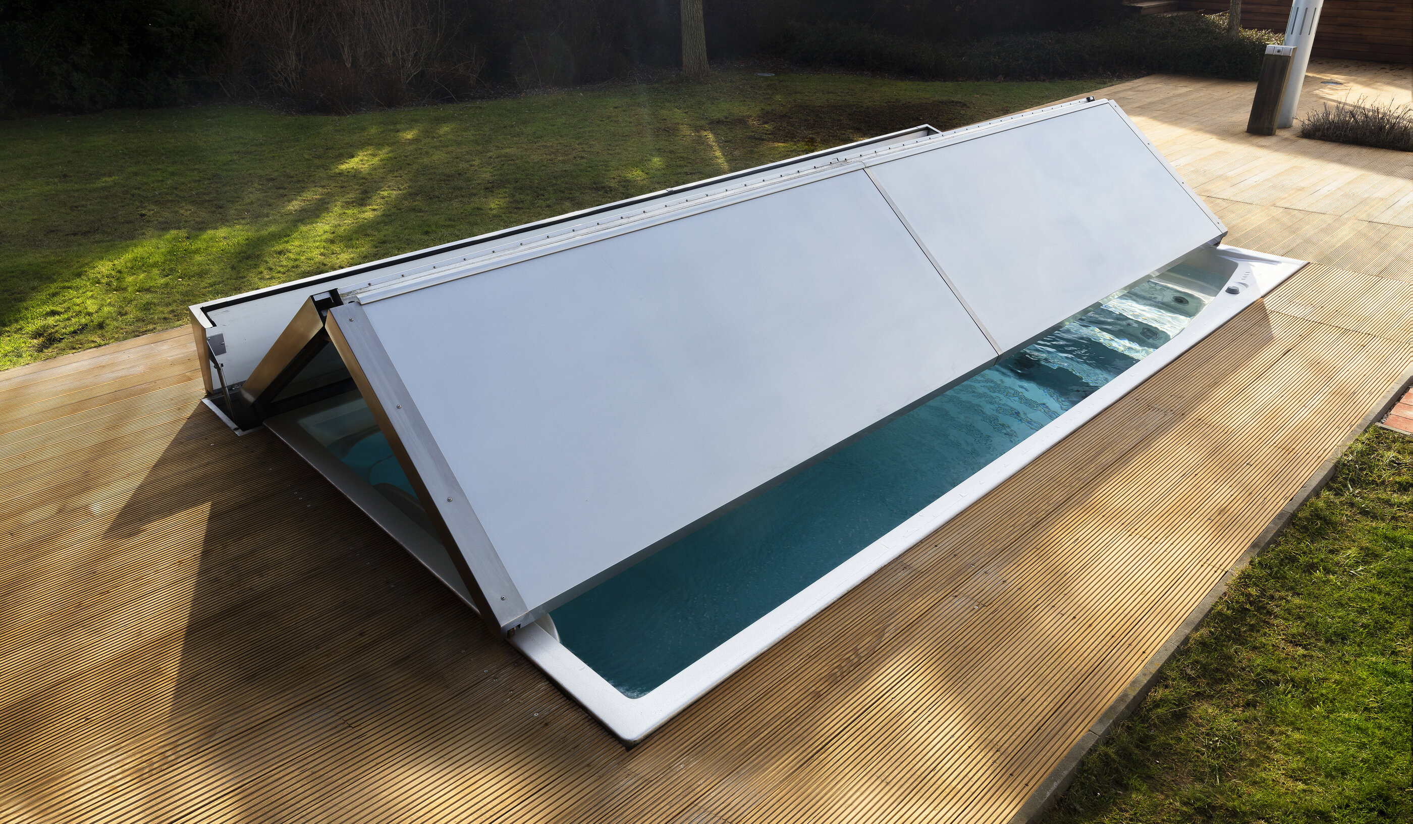 USSPA automatic thermal cover works with swim spas and whirlpools for comfort and safety.
