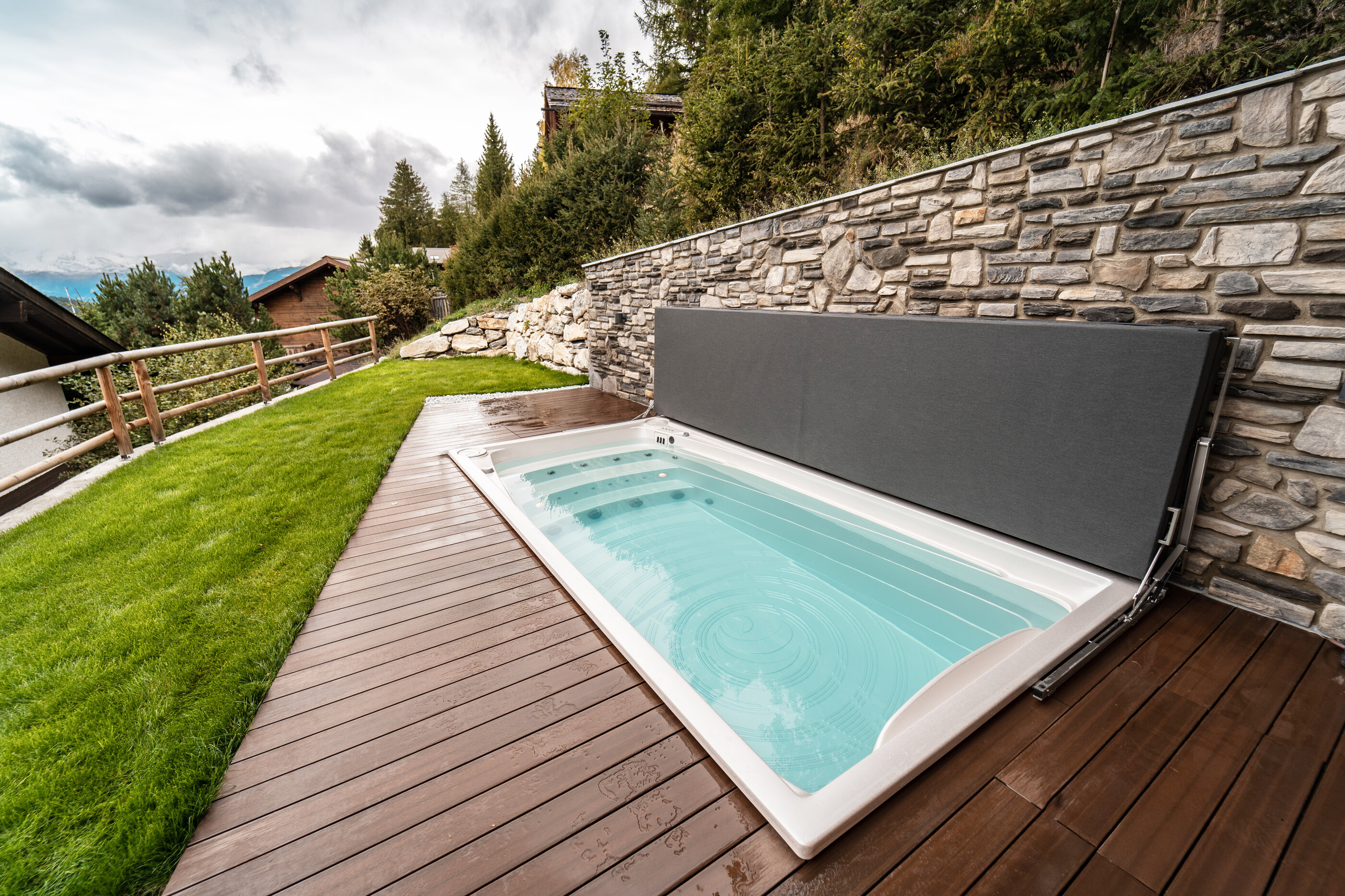USSPA automatic thermal cover works with swim spas and whirlpools for comfort and safety.