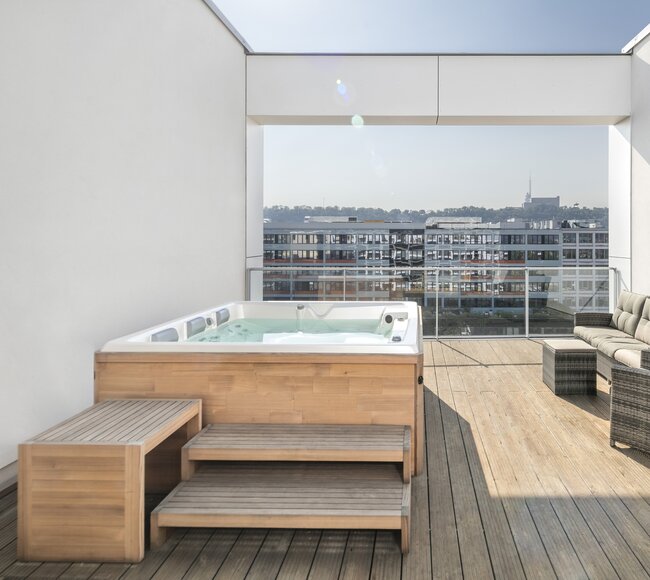 USSPA Czech outdoor whirlpool Persea iN on the terrace of an apartment in the middle of a big city.