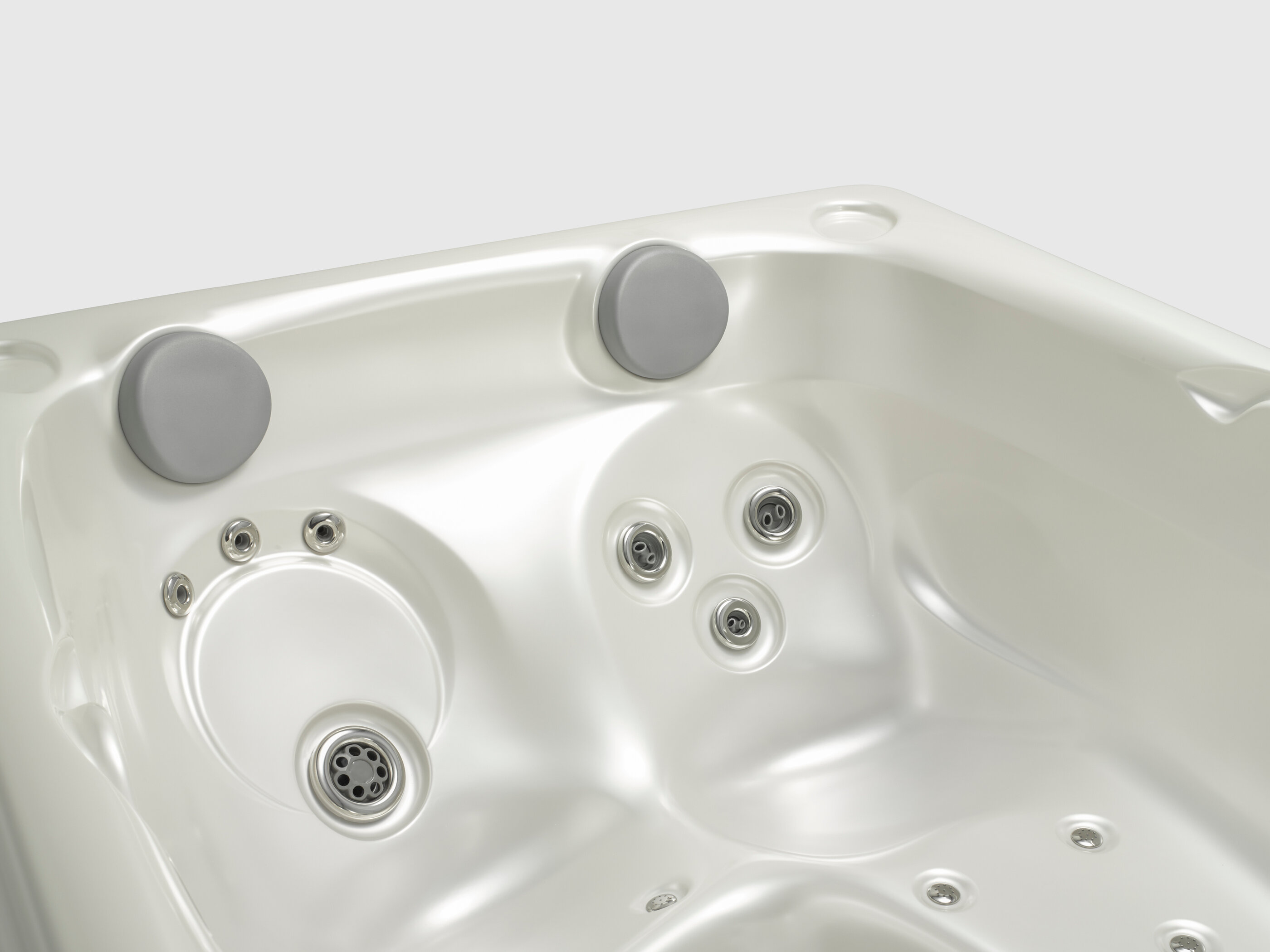 USSPA Benjamin – compact hot tub with premium shell quality, ergonomic seating and refined design.