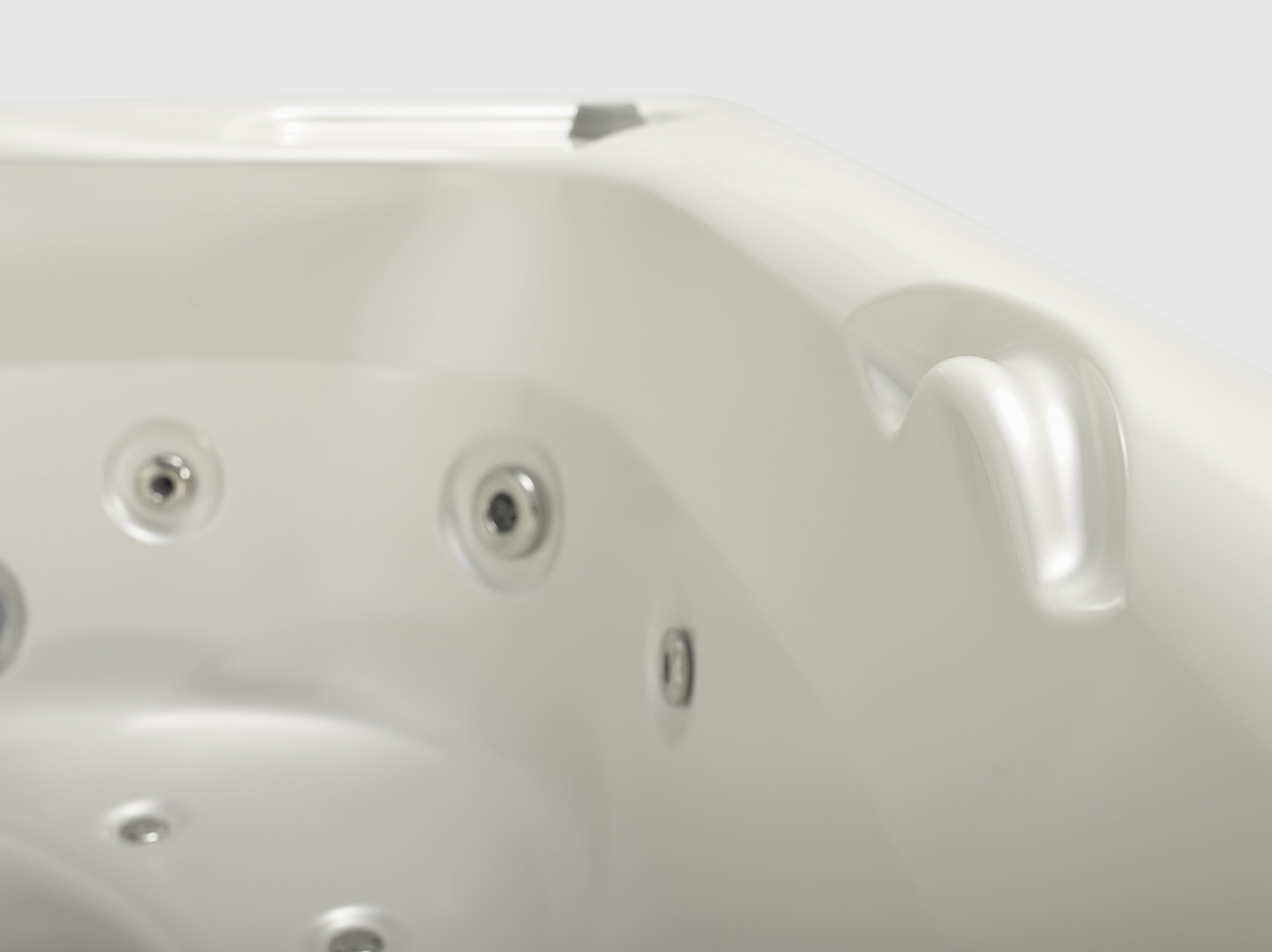 USSPA Benjamin – premium compact hot tub with quality shell and ergonomic seating for peaceful moments.