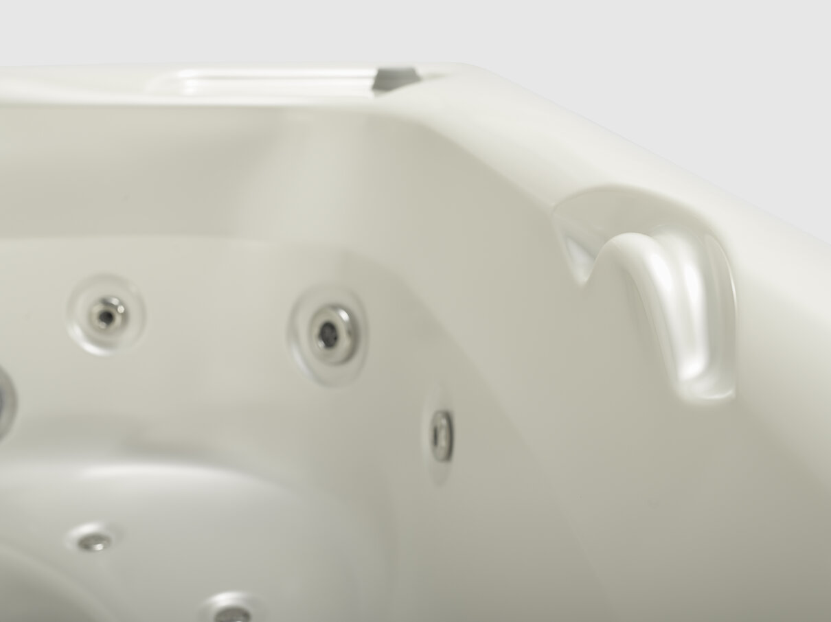 USSPA Benjamin – premium compact hot tub with quality shell and ergonomic seating for peaceful moments.